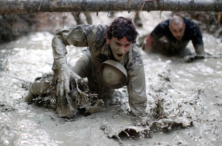 Участники забега в Австрии преодолевают дистанцию по грязи. © Lisi Niesner/Reuters