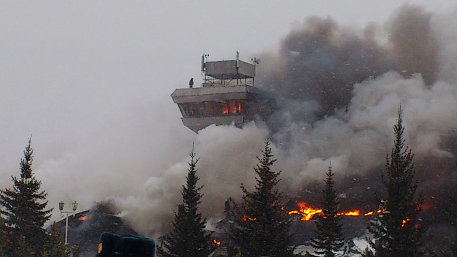 Пожар в красноярском аэропорту «Черемшанка». © Сергей Трудов/РИА Новости