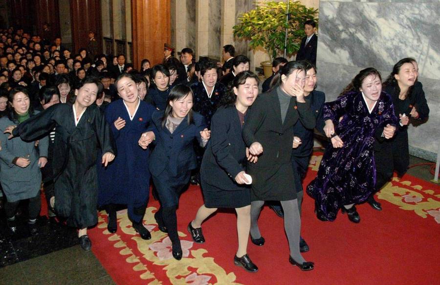 Жители Северной Кореи неистово до истерик оплакивают смерть Ким Чен Ира © REUTERS/KCNA