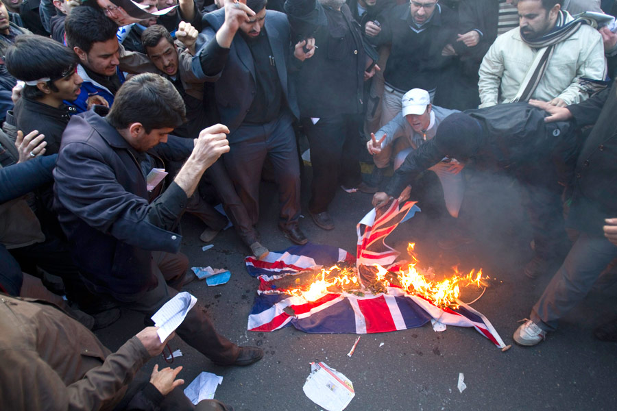 Штурм отделения британского посольства студентами в Тегеране. © Reuters