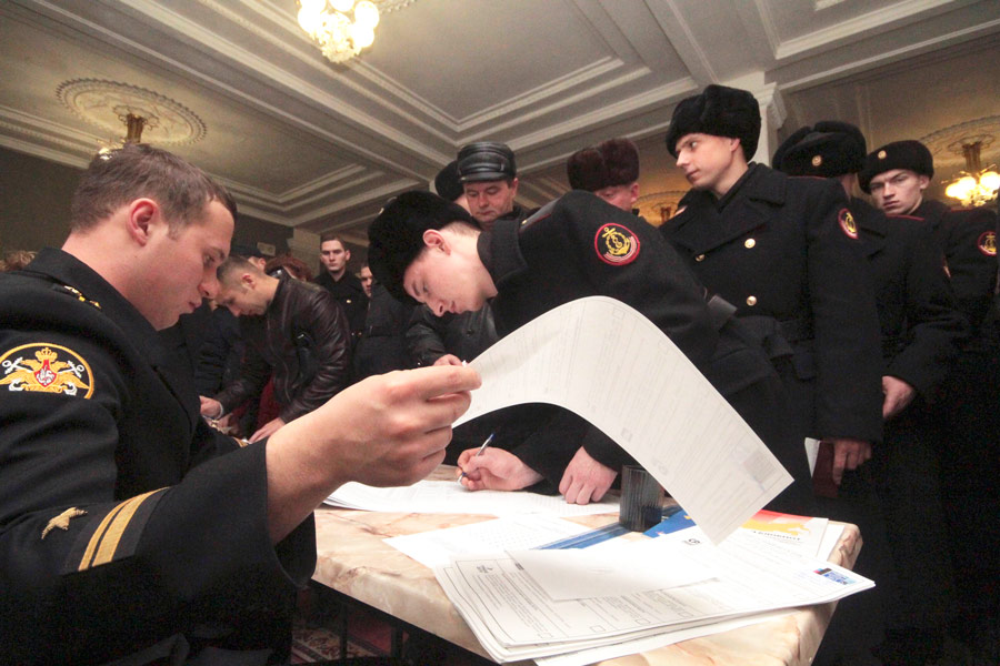 Российские военнослужащие Черноморского флота в Севастополе на избирательном участке. © Reuters