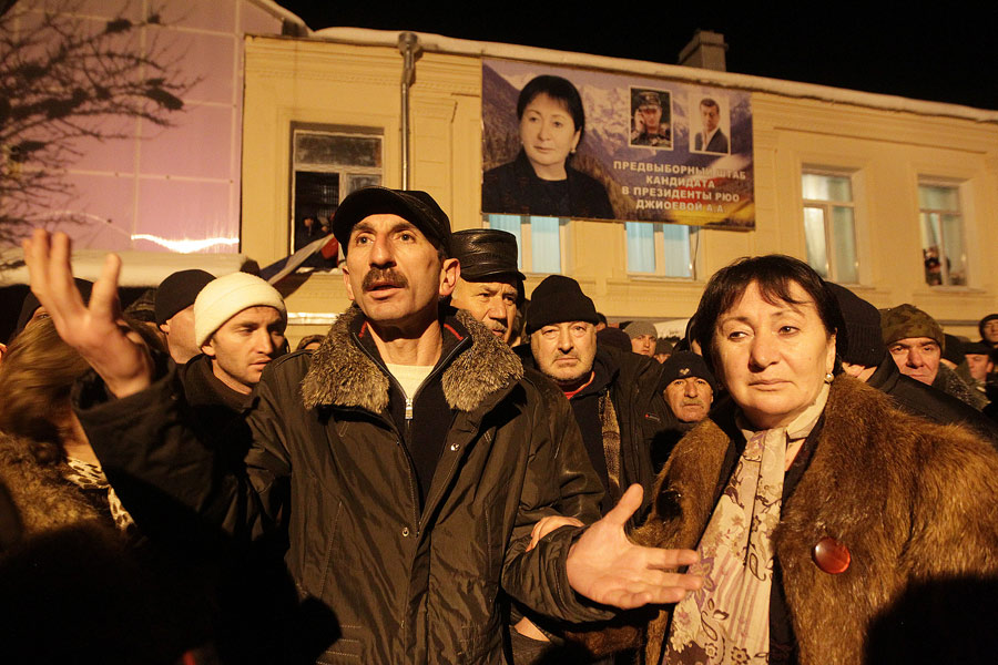 Алла Джиоева в окружении своих сторонников. © Михаил Мокрушин/РИА Новости