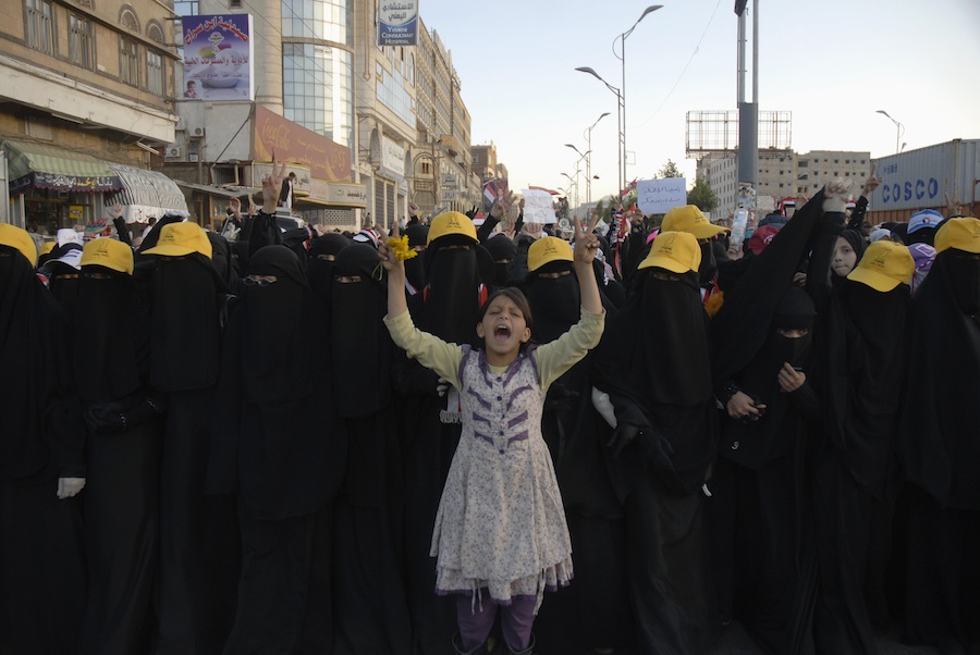 Девочка выкрикивает лозунги на демонстрации с требованием отставки президента Йемена Али Абдаллы Салеха в столице страны Сане. © Mohamed al-Sayaghi/Reuters