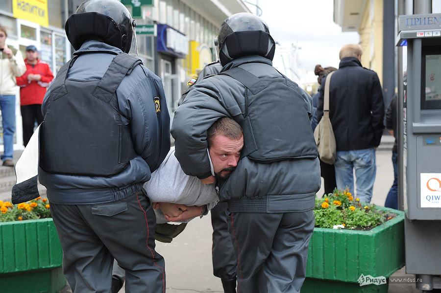 Полиция агрессивно зачистила площадь и от противников и от защитников меньшинств. © Антон Белицкий/Ridus.ru