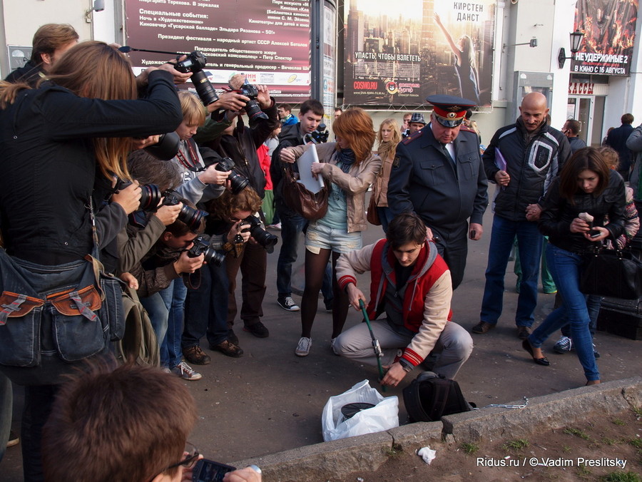 Гражданский активист Максим Санников готовится к акции в поддержку политзаключенных. Москва. © Vadim Preslitsky