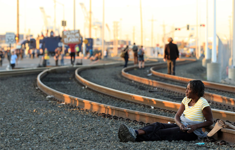Участники движения Occupy Wall Street парализовали работу морского порта  в Окленде. © Robert Galbraith/Reuters