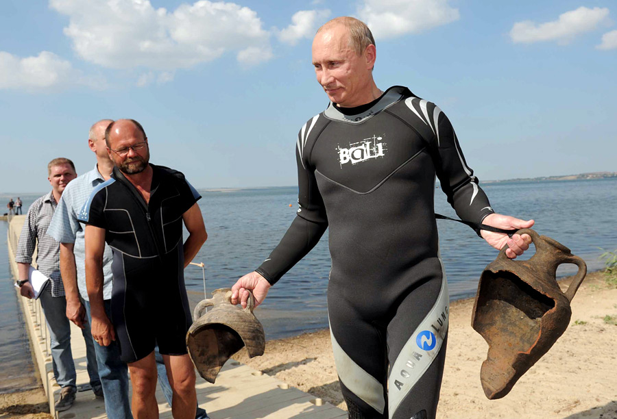Владимир Путин с амфорами, найденными им на дне Таманского залива. © Алексей Дружинин/РИА Новости