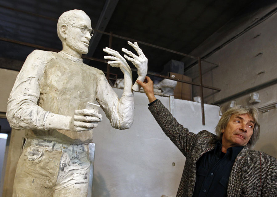 Эрно Тоф выбирает подходящий жест для статуи Джобса. © LASZLO BALOGH/Reuters