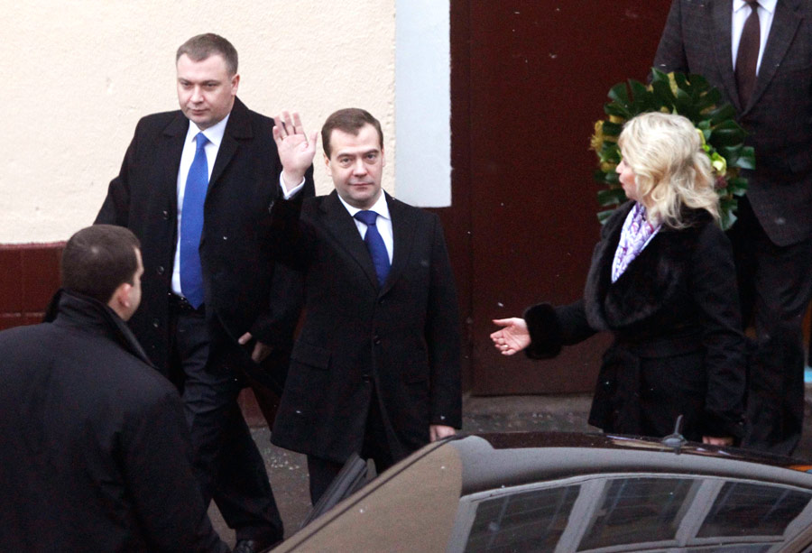Дмитрий Медведев (в центре) со своей супругой Светланой Медведевой (справа) покидают избирательный участок после голосования. © Pool/Misha Japaridze/Reuters