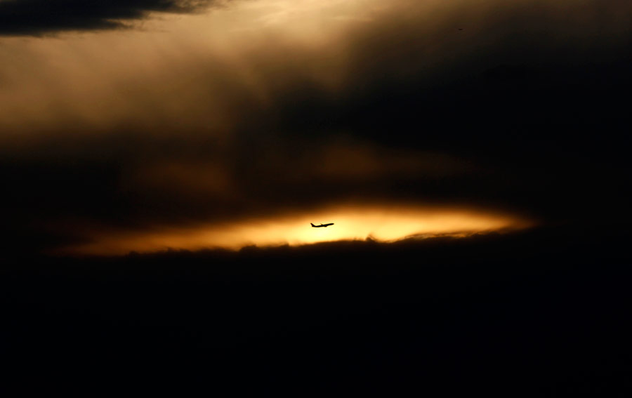 Пассажирский самолет в небе. © Aly Song/Reuters