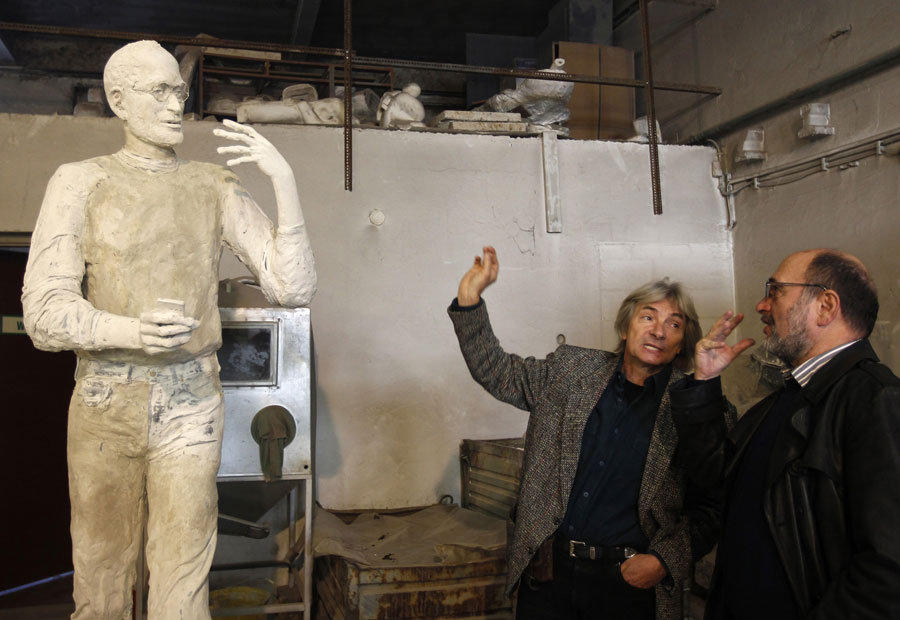 Скульптор демонстрирует макет статуи заказчику. © LASZLO BALOGH/Reuters