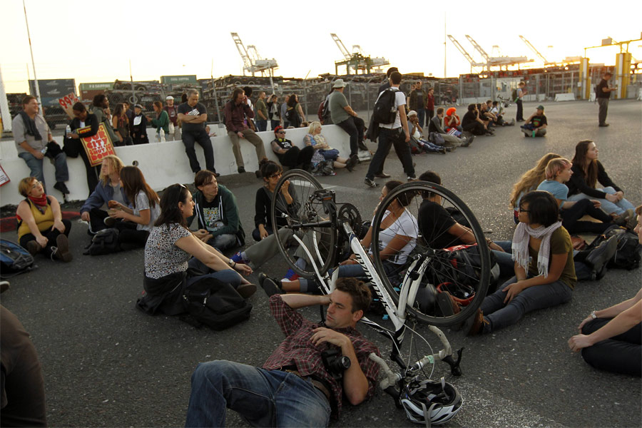 Участники движения Occupy Wall Street парализовали работу морского порта  в Окленде. © Robert Galbraith/Reuters
