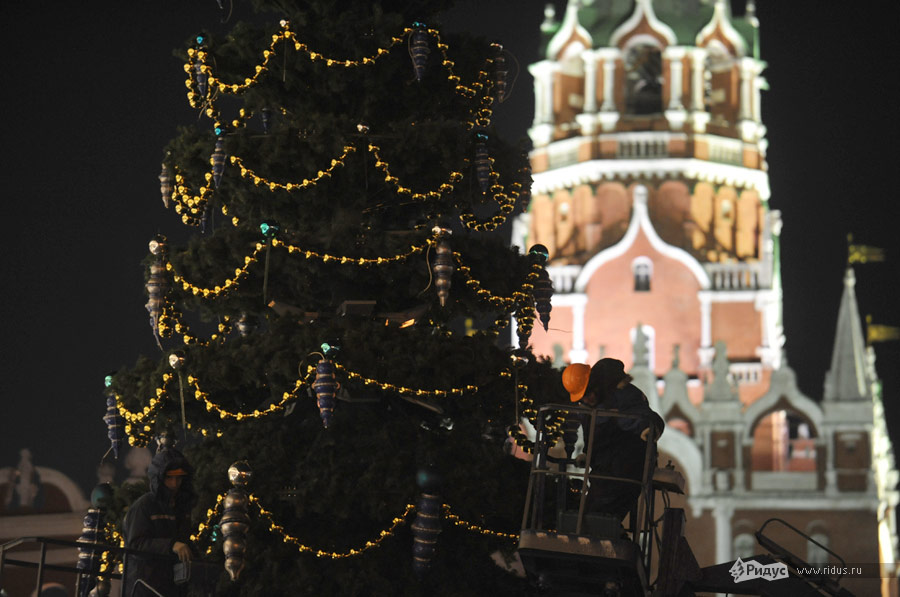 Установка новогодней елки на Красной площади в Москве. © Василий Максимов/Ridus.ru