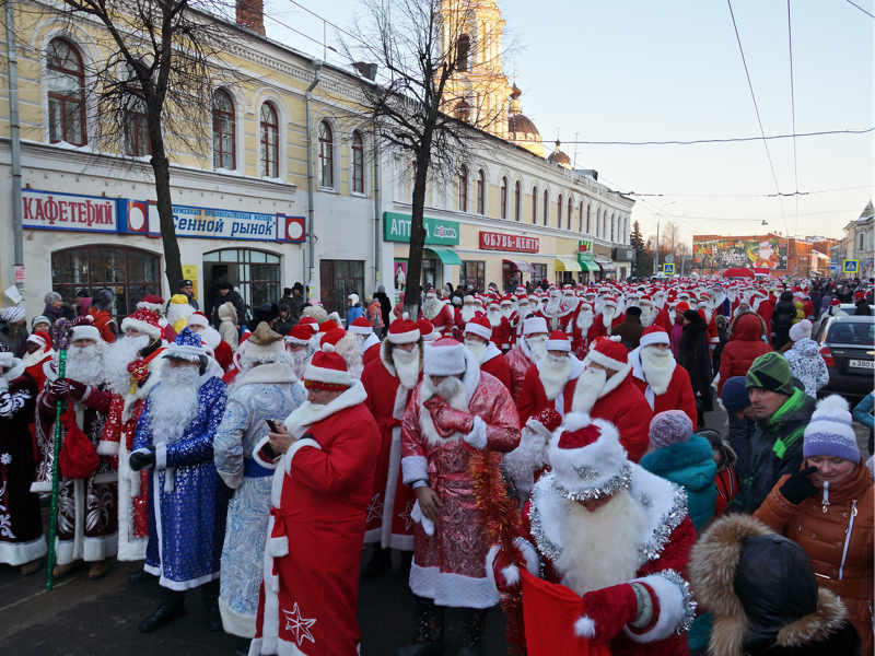 Перед началом шествия Дедов Морозов.