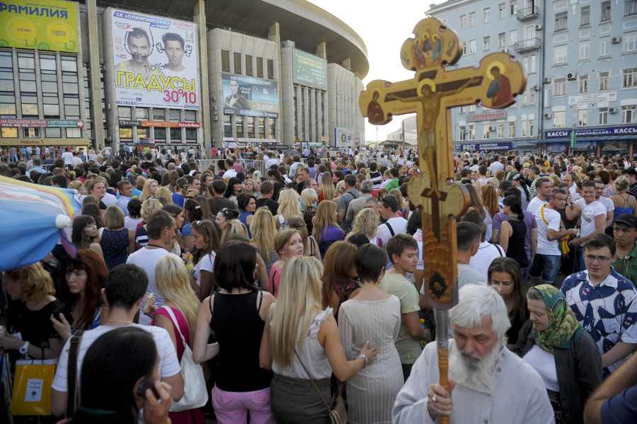 Приход отдельно. Православные активистки в церкви. Очередь к иконе. Мадонна в Москве 2012. В Москве Мадонна с крестом.