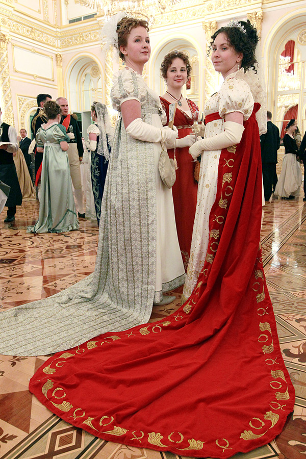 Как одевались на бал. Бал 1812 года. Мода 1812 бал. Платья эпохи Ампир 1812. Платье Ампир 1812 года.
