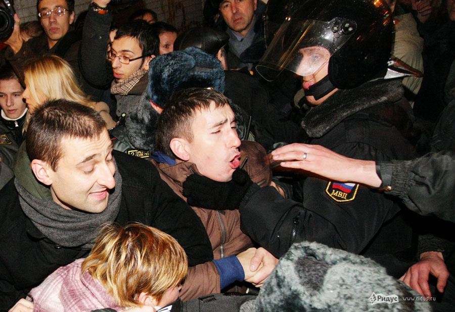 Полицейские задерживают оппозиционеров на Триумфальной площади. © Антон Тушин/Ridus.ru