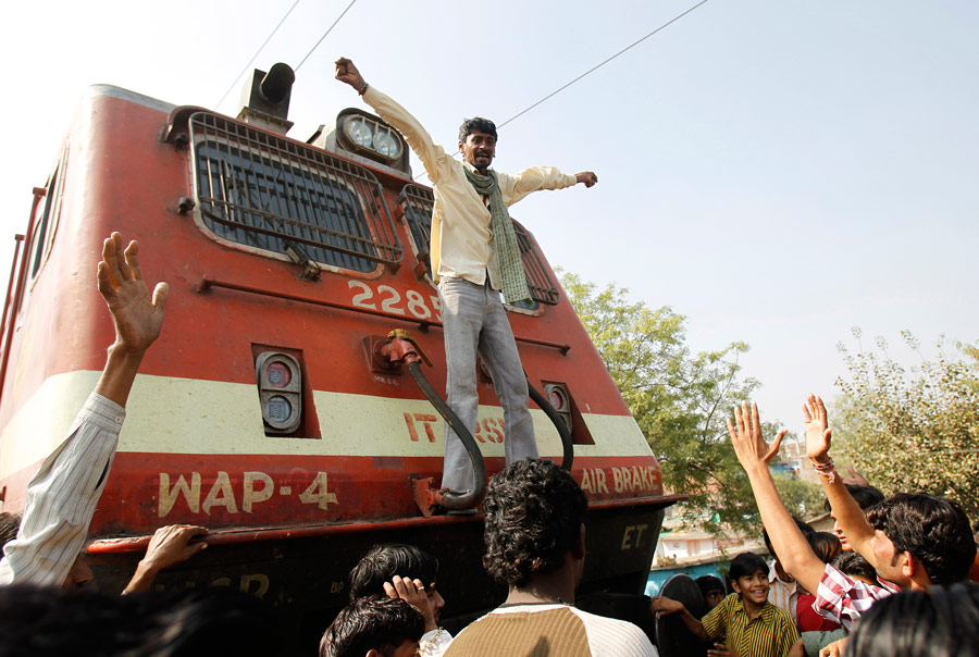 Выжившие после крупнейшей техногенной катастрофы в индийском Бхопале заблокировали железнодорожные пути в 27-ю годовщину со дня трагедии. © Rafiq Maqbool/AP Photo