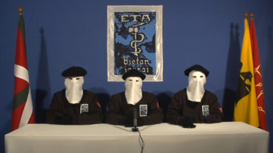 Три члена баскской сепаратистской группировки ETA заявляют о прекращении 50-летнего противостояния с властями Испании и Франции. © Gara/Handout/Reuters