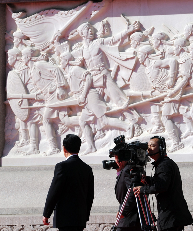 Председатель Ху Цзиньтао у памятника народным героям. © REUTERS/Kyodo/Takuro Yabe/Pool