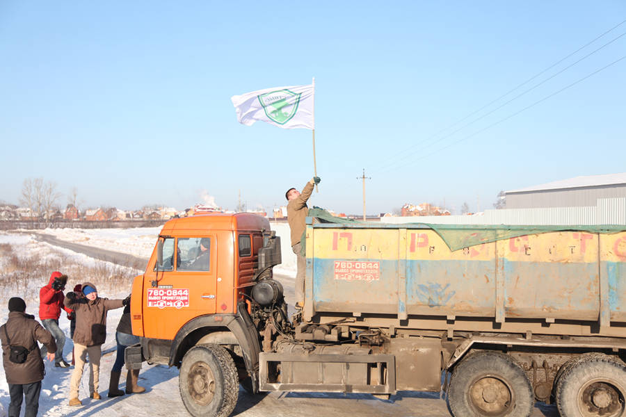 Один из активистов залез на грузовик и стал размахивать флагом Движения