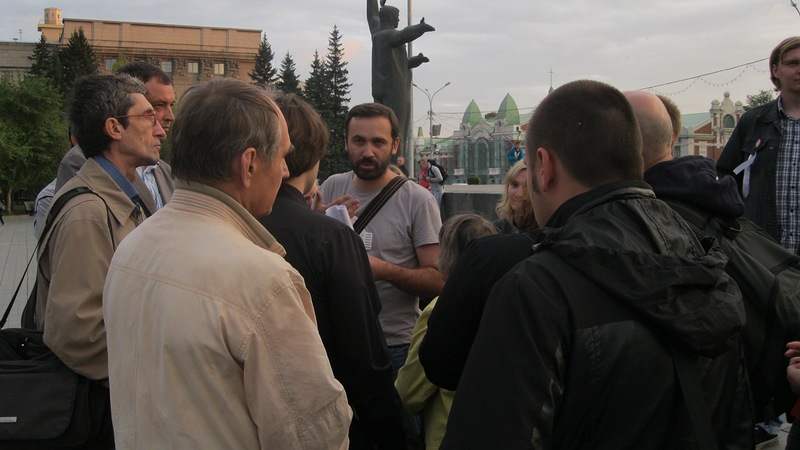 Общение депутата с народом на митинге-встречи с участниками автопробега 