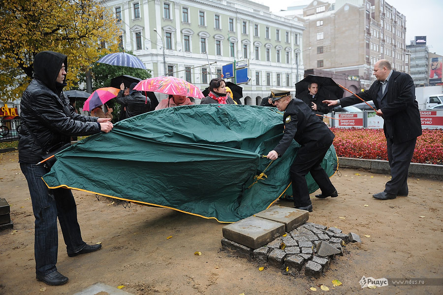 Военные попытались разбить палатки у здания Минобороны. © Антон Белицкий/Ridus.ru