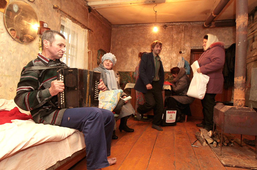 Визит работников избирательного участка к деревенским жителям для проведения голосования на дому, деревня Грязи. © Vasily Fedosenko/Reuters
