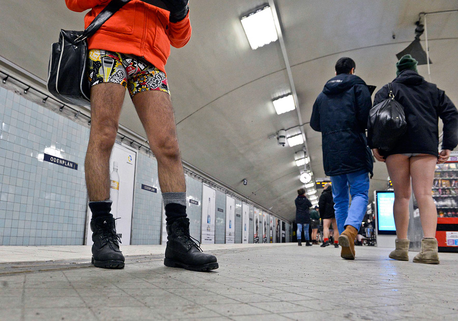 Остался без штанов. В метро без штанов. Мужчина без штанов. Пацаны без штанов. Штаны без человека.