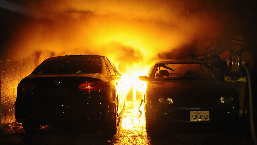 Утренний пожар на автопарковке 2 января. © GENE BLEVINS/Reuters