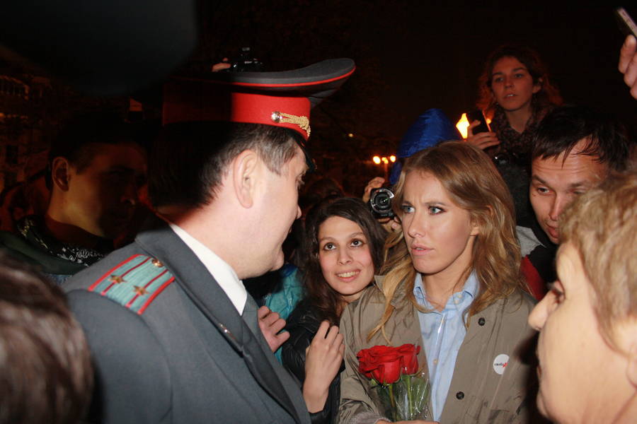 Ксения Собчак проводит диалог с полковником полиции