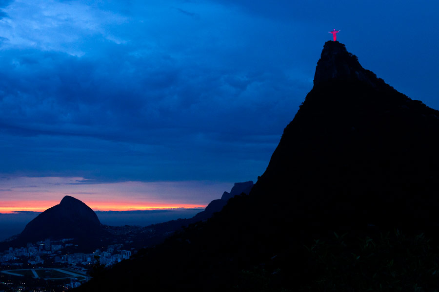 В течение 3 дней 10 монументов в Рио-де-Жанейро, включая статую Христа-Искупителя на горе Корковаду, будут подсвечиваться красным цветом в рамках кампании против СПИДа, приуроченной ко дню борьбы с этой болезнью. © Victor R. Caivano/AP Photo