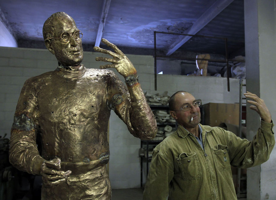 Ассистент скульптора хочет быть похожим на Джобса. © LASZLO BALOGH/Reuters