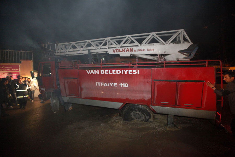 Пожарная машина перед воротами тюрьмы.  © UMIT BEKTAS/Reuters