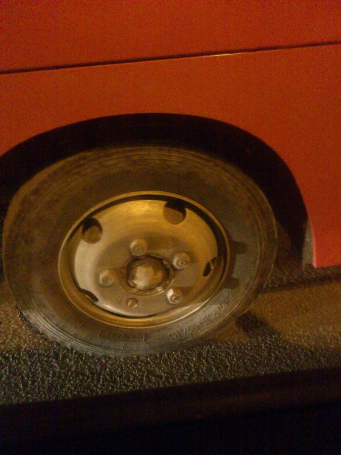 На колесе автобуса отсутствует один болт. Фото взято из социальной сети ВКонтакте