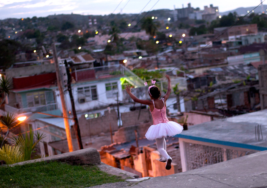 Девочка играет на улице Сантьяго-де-Куба. 