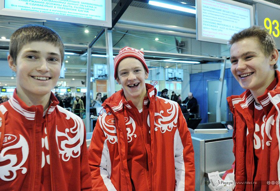 Участники юношеской олимпийской сборной России по хоккею в аэропорту Домодедово. © Антон Тушин/Ridus.ru