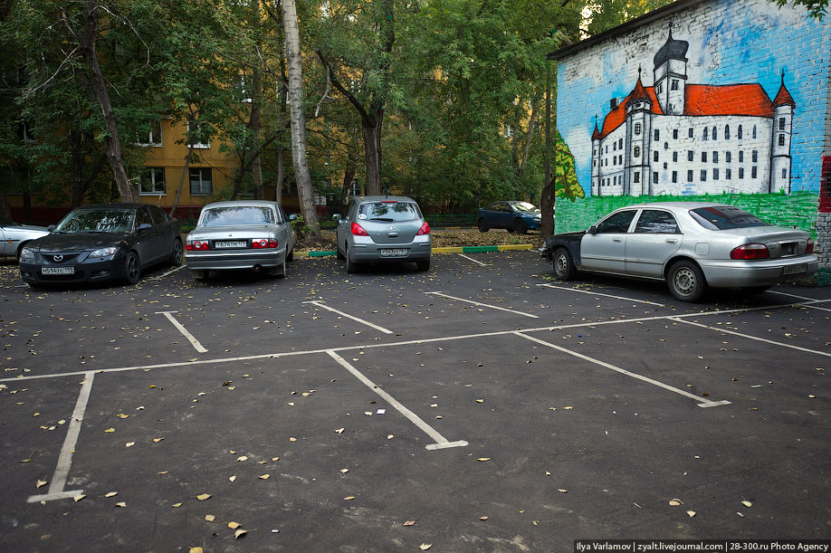 Автомобильная парковка во дворе жилого дома. © Илья Варламов