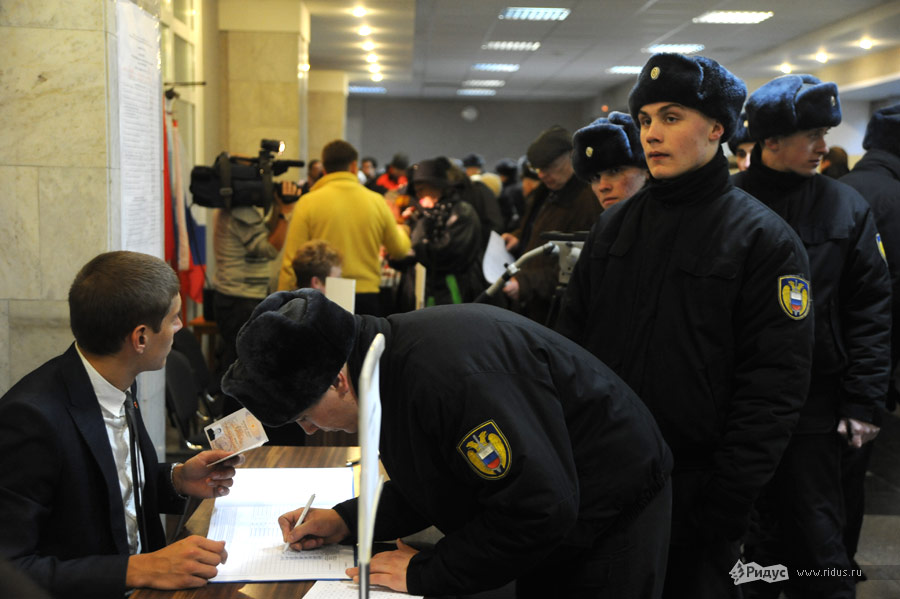 Президентский полк на избирательном участке. © Василий Максимов/Ridus.ru