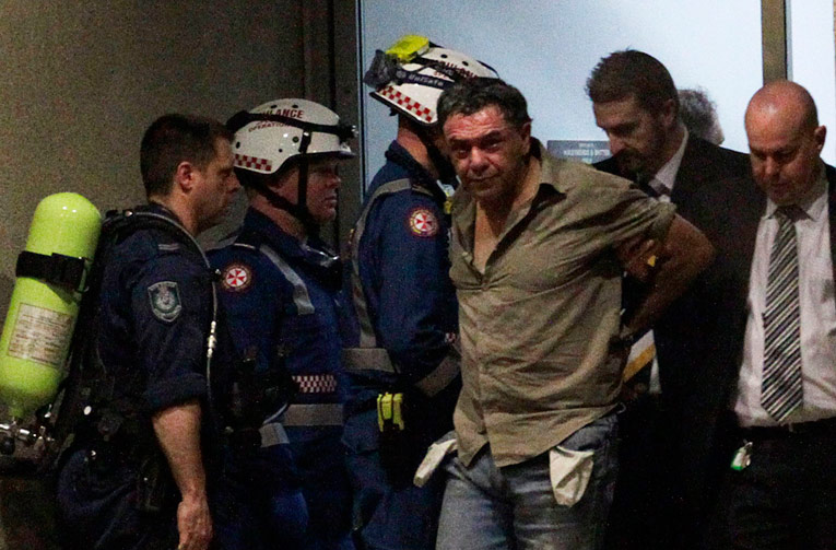 Задержанный мужчина, взявший в заложники дочь в офисе юридической фирмы в Сиднее. © Reuters / Daniel Munoz