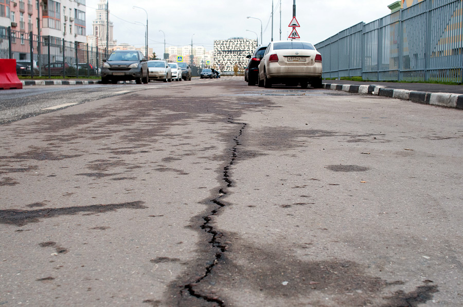Новосибирск трещина. Трещины на дороге. Трещины дорожного покрытия. Трещины на асфальте. Трещина в тротуаре.