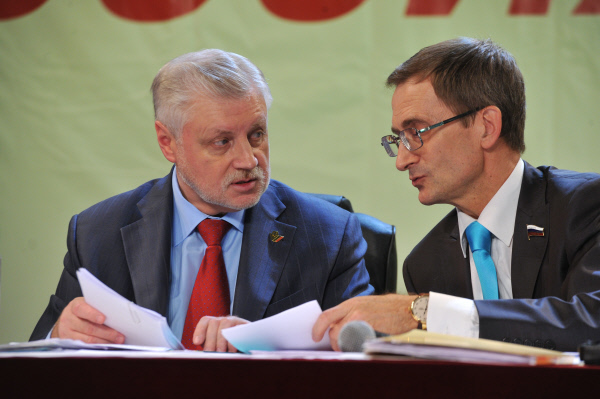 Сергей Миронов и Николай Левичев  на VI съезде партии. © Артем Житенев/РИА Новости