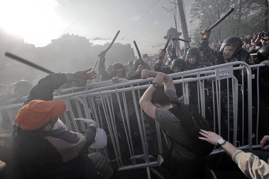 Участники митинга на Болотной площади 6 мая 2012 года во время столкновений с ОМОНом. © Андрей Стенин/РИА Новости