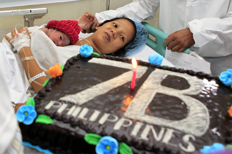 Новорожденной Данике подарили праздничный торт. © Erik De Castro/Reuters