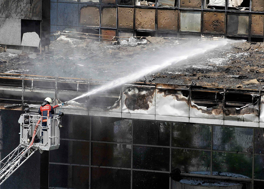 Пожарные тушат возгорание на небоскребе в Стамбуле, Турция. © Osman Orsal/Reuters