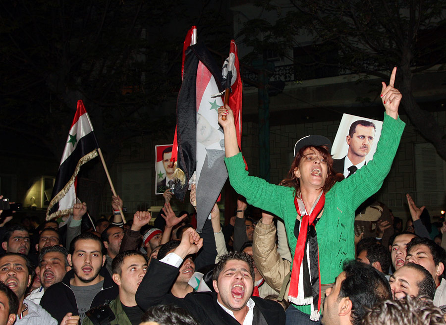 Сирийцы у посольства Катара в Дамаске. © Bassem Tellawi/AP Photo