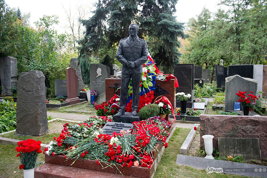Похоронен форум. Тихонов Новодевичье кладбище памятник.