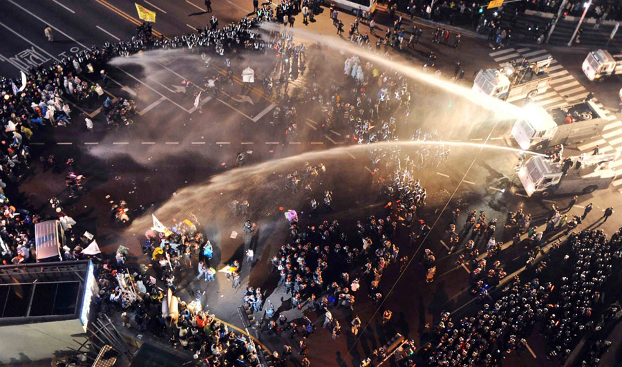 Разгон демонстрантов водометами в Пусане, Корея. © Newsis/Ha Kyung-Min/Reuters