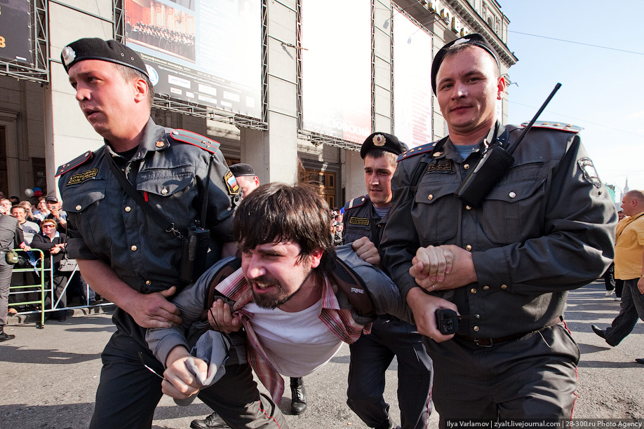 Задержание Александра Артемьева 31 мая 2010 года на Триумфальной площади.