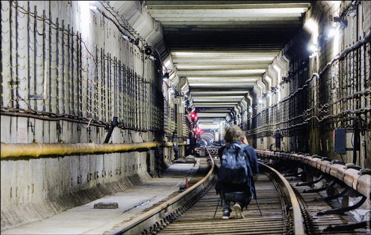 Нелегальные фотографы в тоннеле минского метро. © zapret-no.livejournal.com